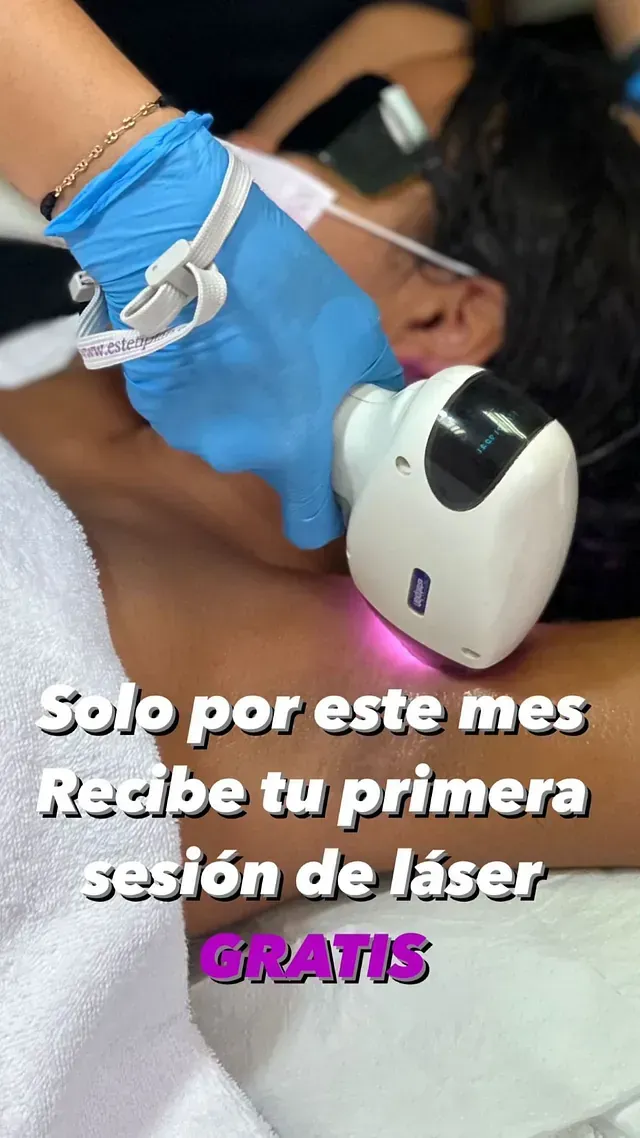 Una mujer está recibiendo un tratamiento con láser en el hombro.
