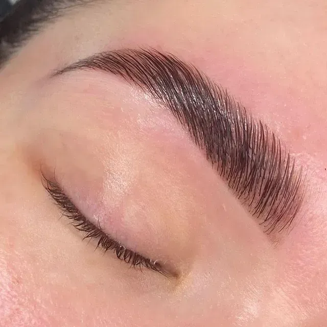 Un primer plano de las cejas de una mujer con los ojos cerrados.