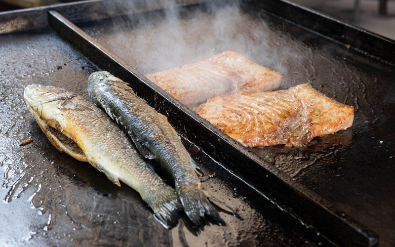 Plancha de poissons grillés