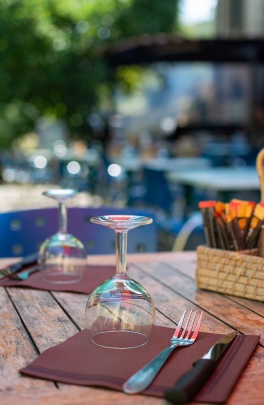 Table de restaurant en terrasse avec couverts