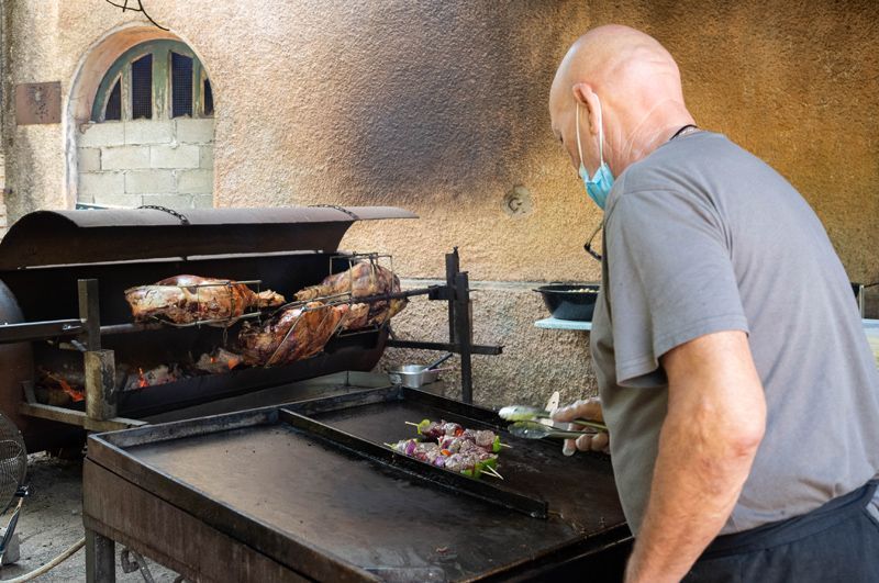 Cuisinier cuisant des brochettes de viande