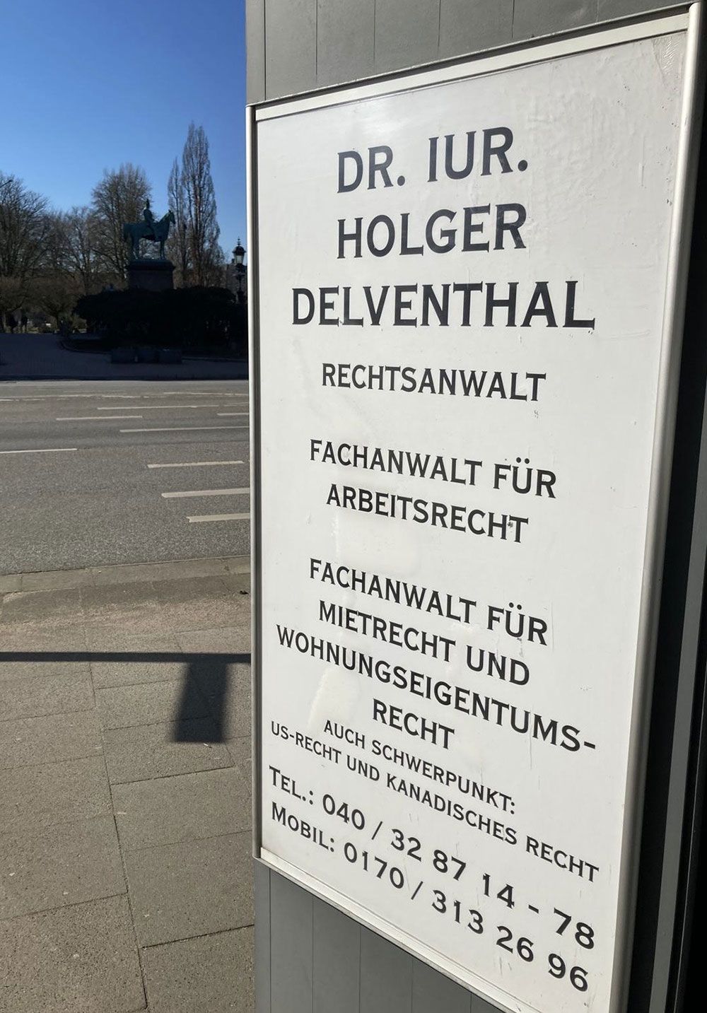 Ein Schild mit der Aufschrift Dr. Iur. Holger Delventhal