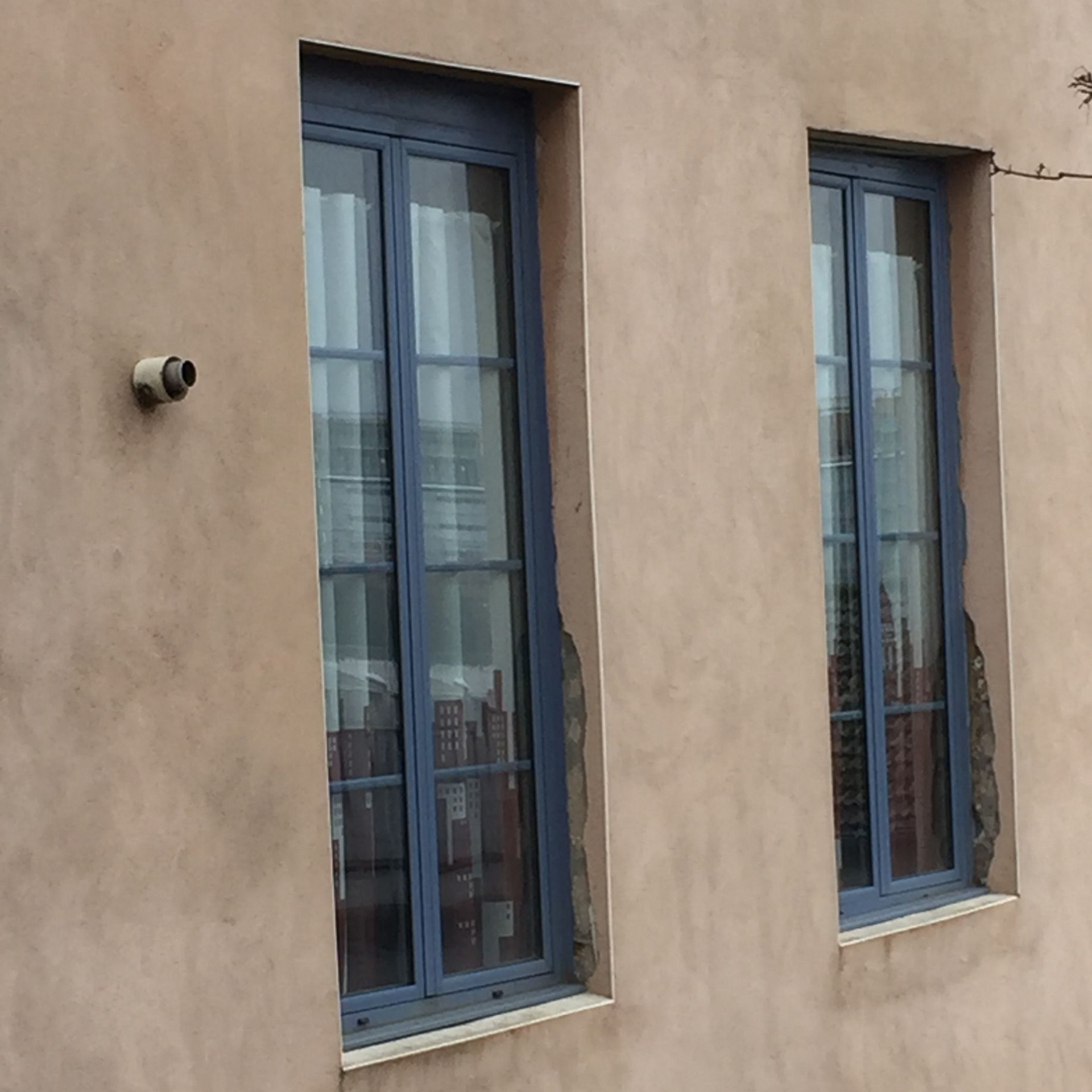 Deux fenêtres en aluminium, couleur bleu grisé.