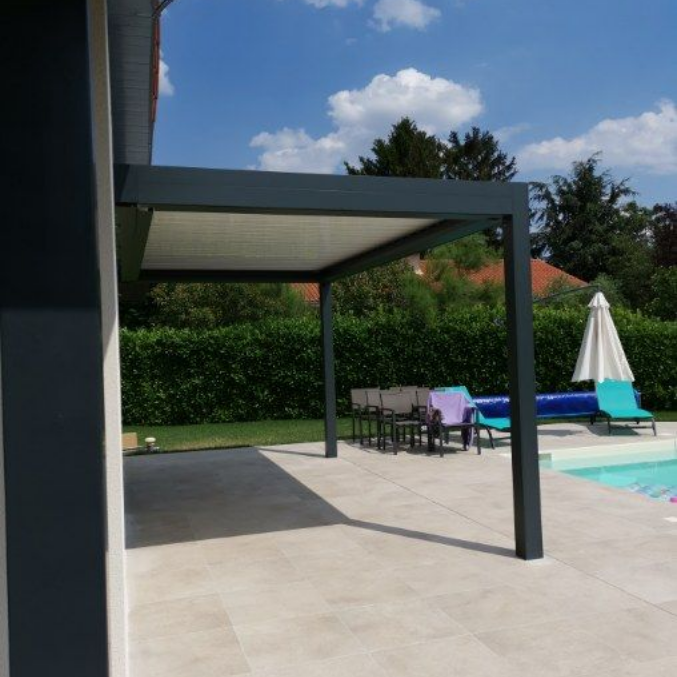 Pergola surplombant une terrasse avec une table à manger.