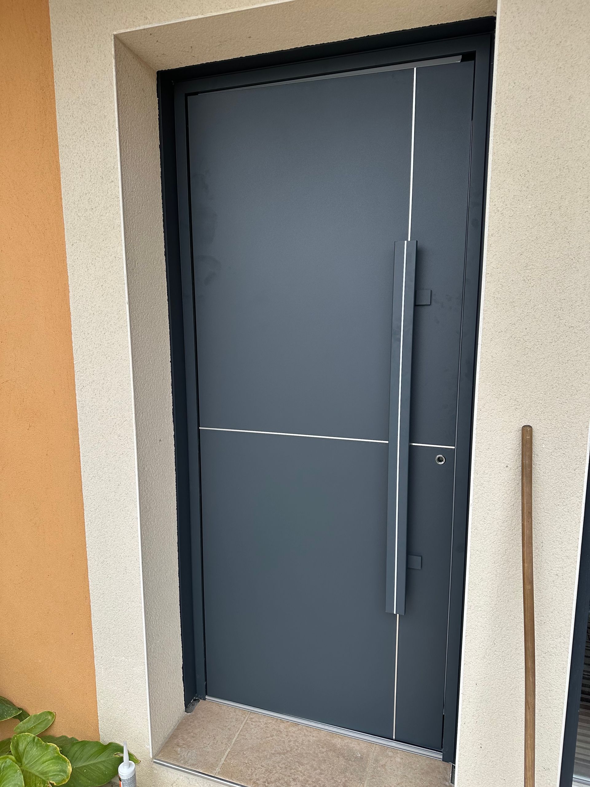 porte d’entrée aluminium de chez K-Line avec bâton de maréchal
