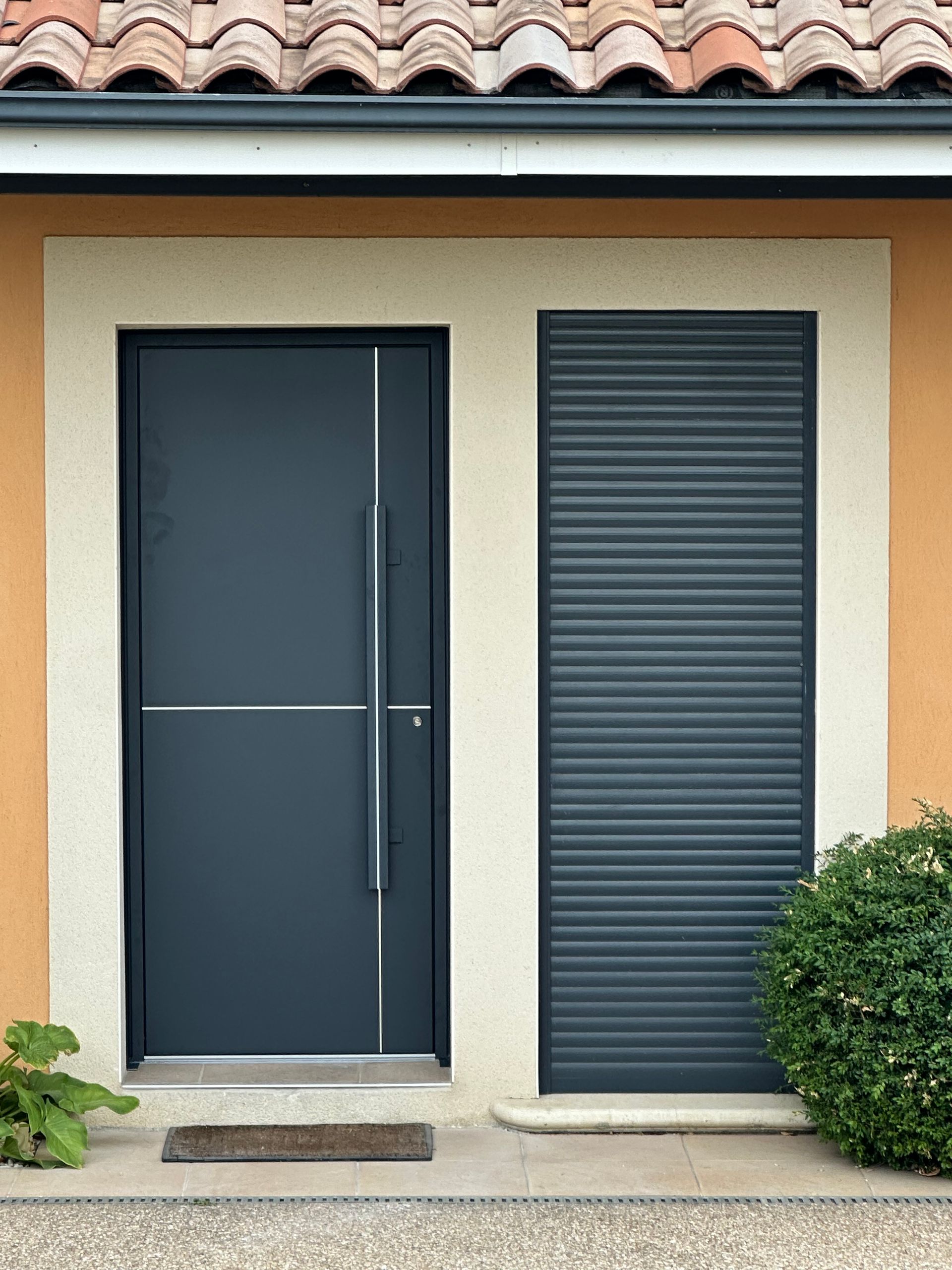 porte d’entrée aluminium de chez K-Line avec bâton de maréchal