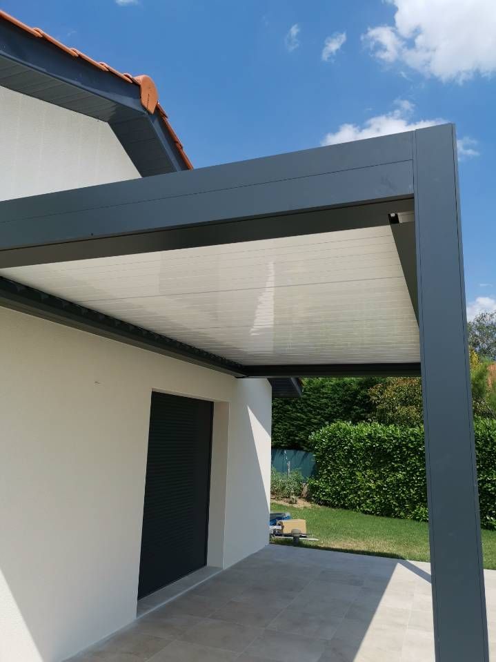 Terrasse avec coin repas couvert et pergola rétractable.