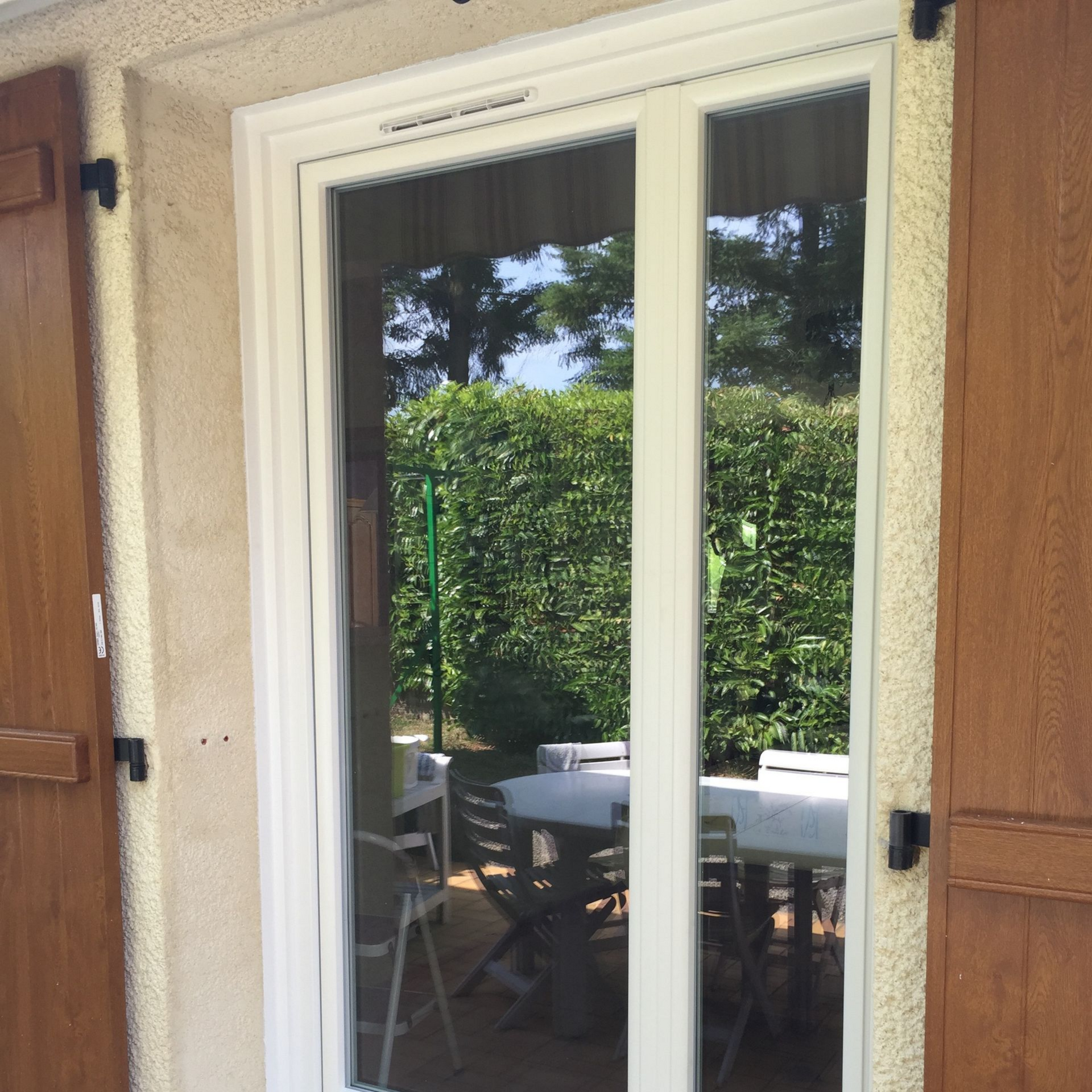 Porte-fenêtre en PVC, à cadre blanc.