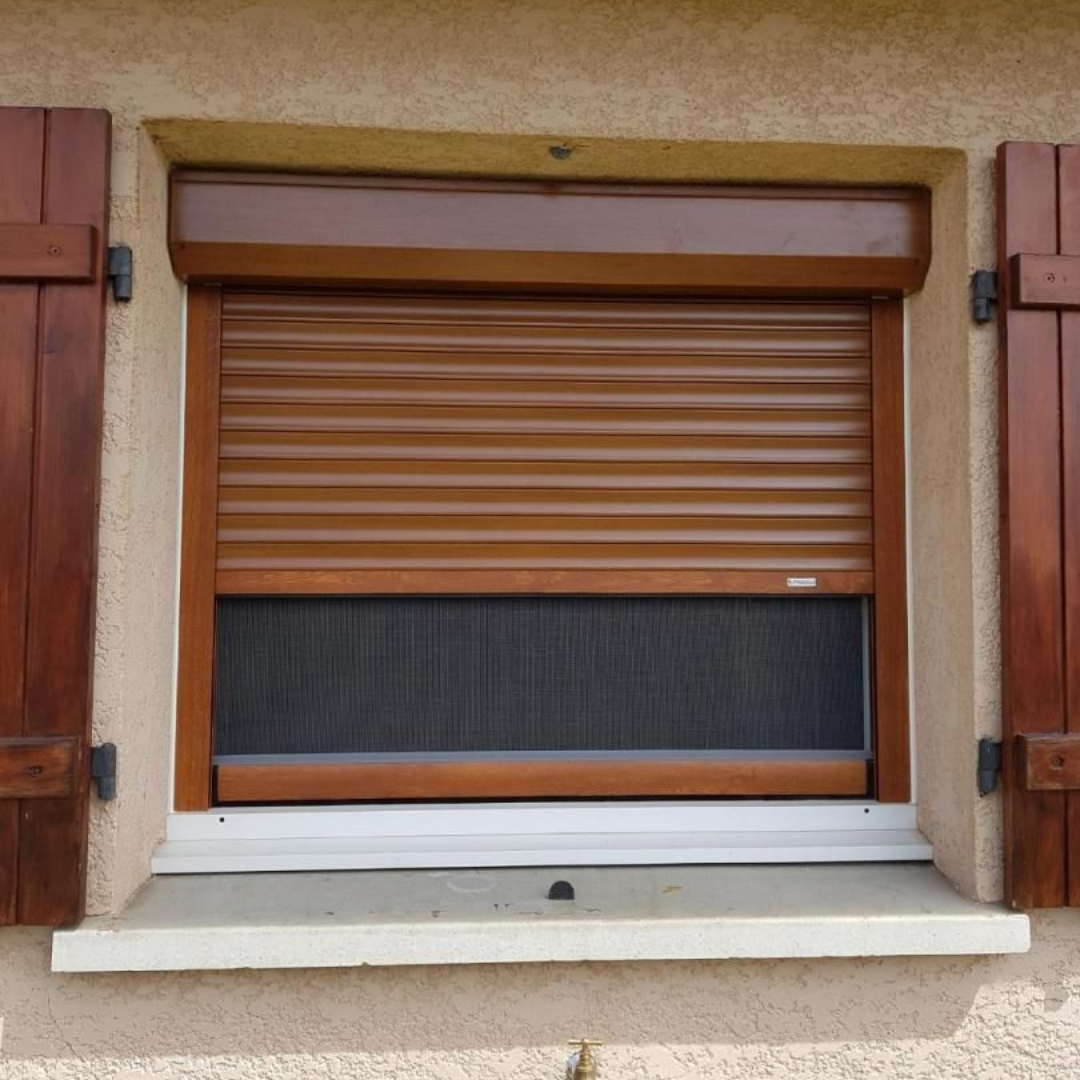 Fenêtre marron avec volet roulant partiellement fermé, moustiquaire et volets.