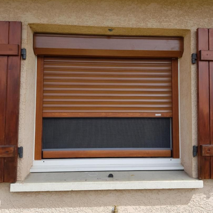 Fenêtre marron avec volet roulant partiellement fermé, moustiquaire et volets.