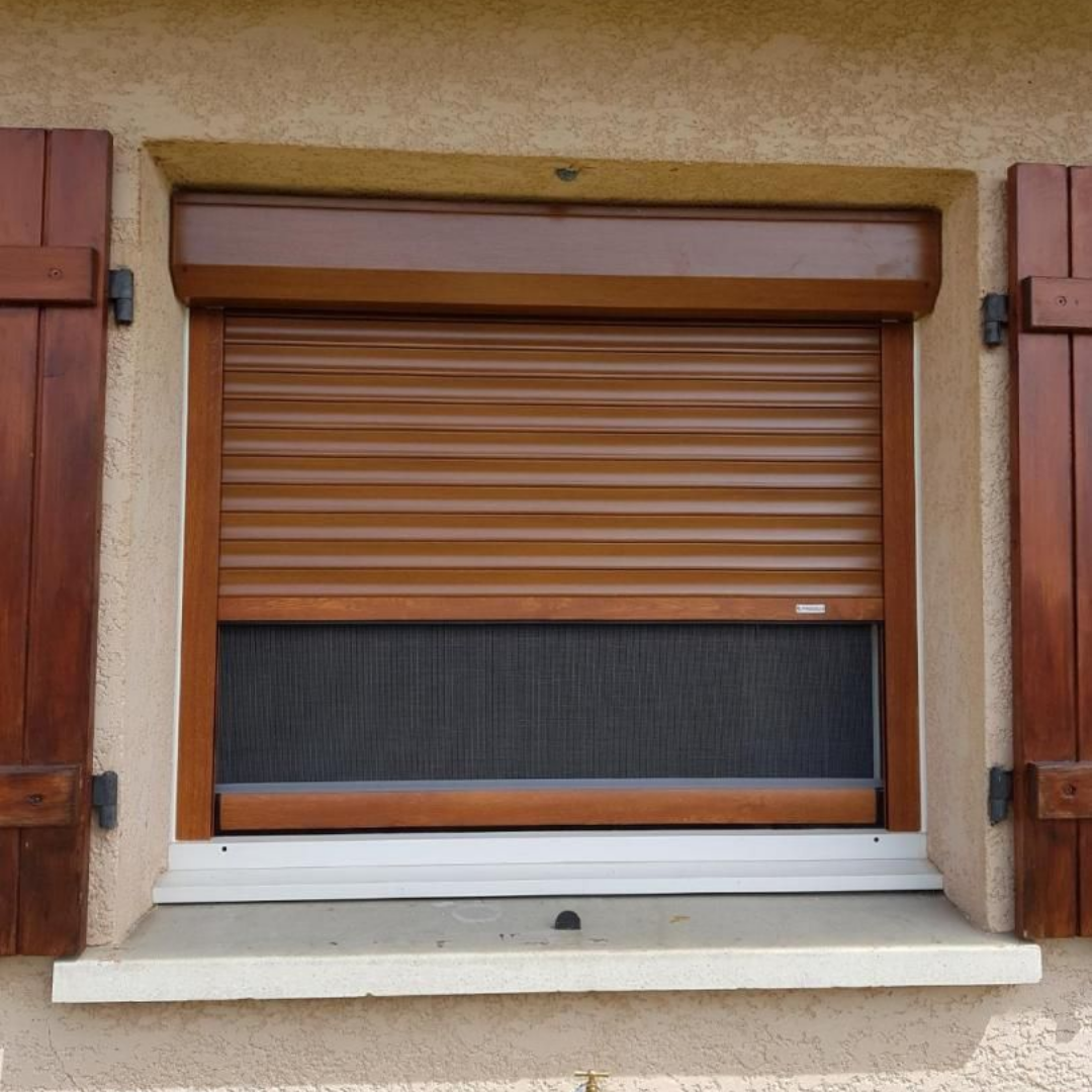 Fenêtre marron avec volet roulant et moustiquaire.