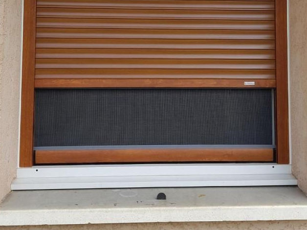 Fenêtre marron avec stores horizontaux fermés et moustiquaire ouverte.
