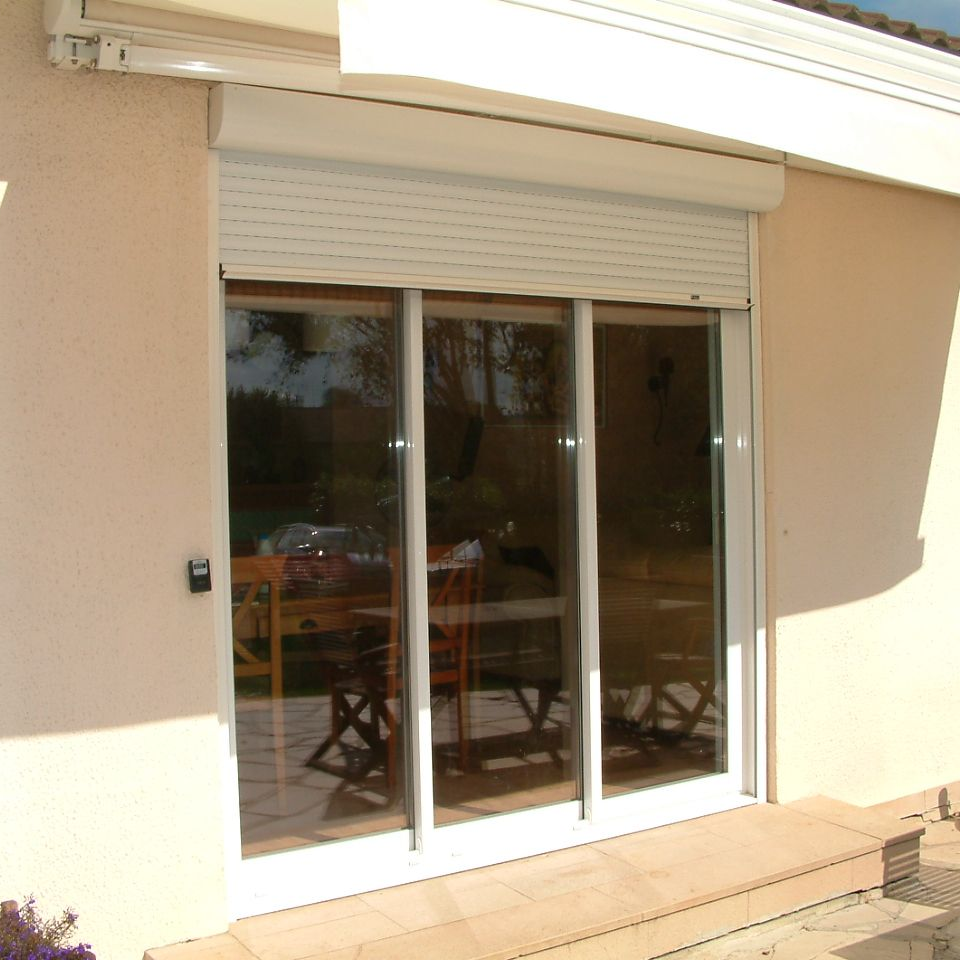 Portes coulissantes en verre avec volet roulant blanc.