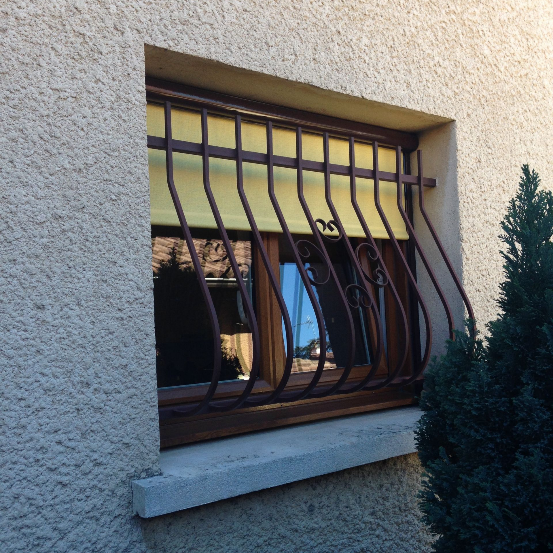 Fenêtre avec barreaux de sécurité en métal.