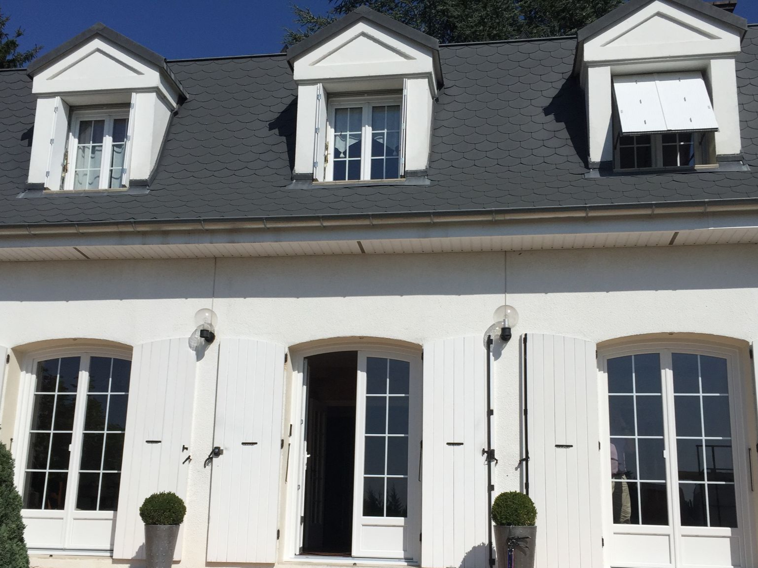 Maison avec lucarnes et fenêtres en PVC.