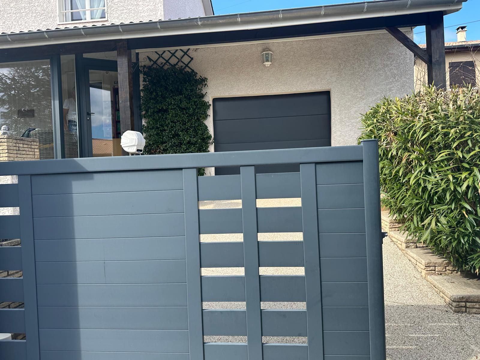 Portail aluminium et et porte de garage