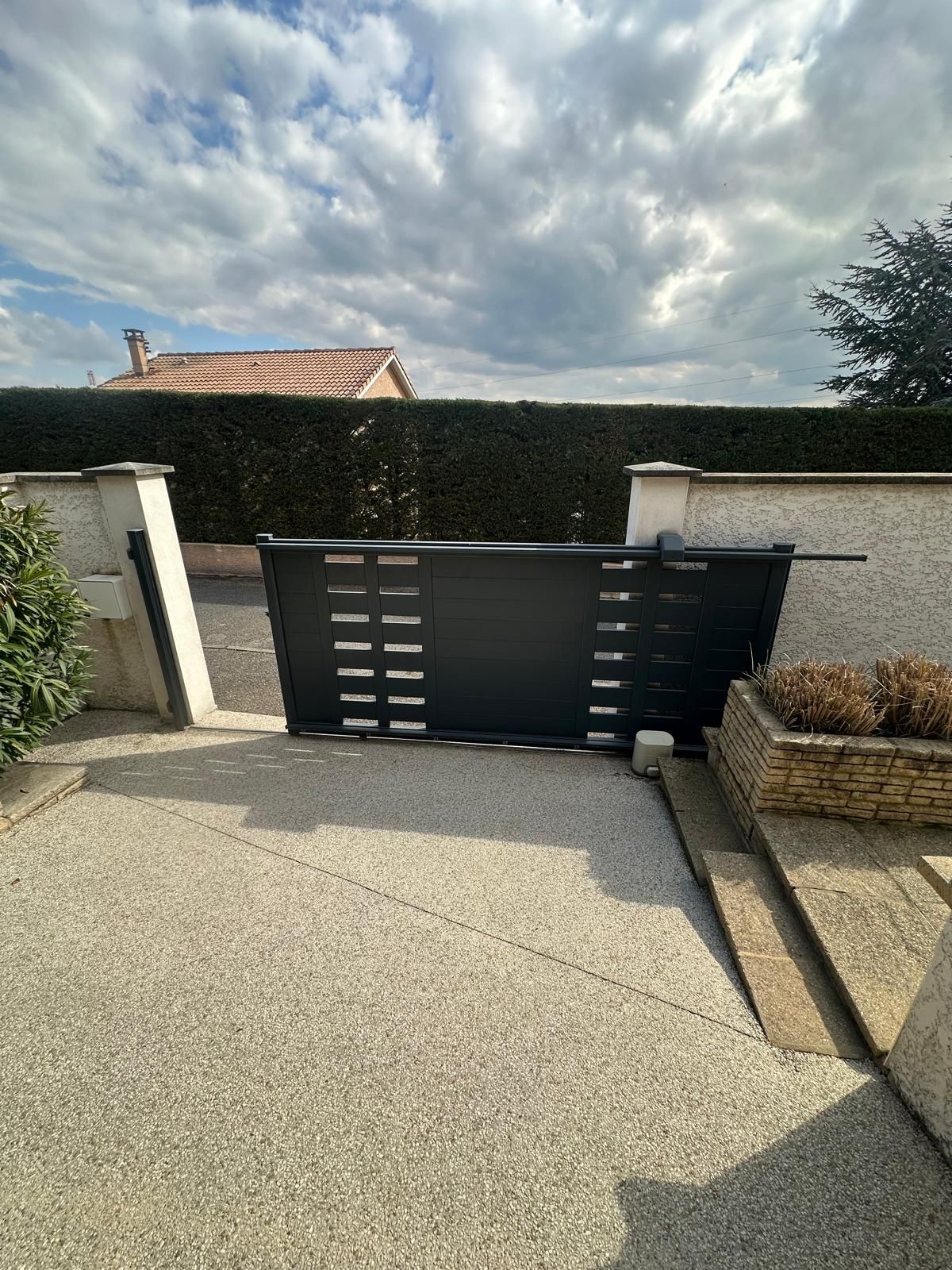 Portail aluminium et et porte de garage