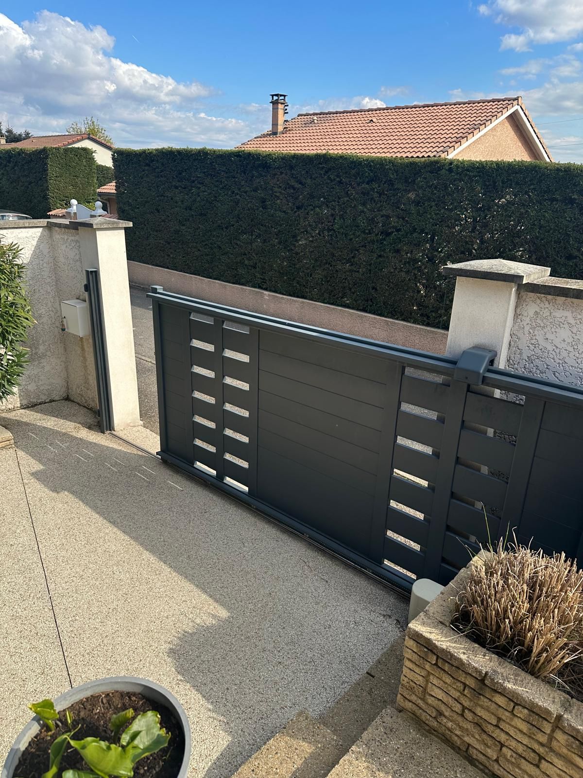 Portail aluminium et et porte de garage