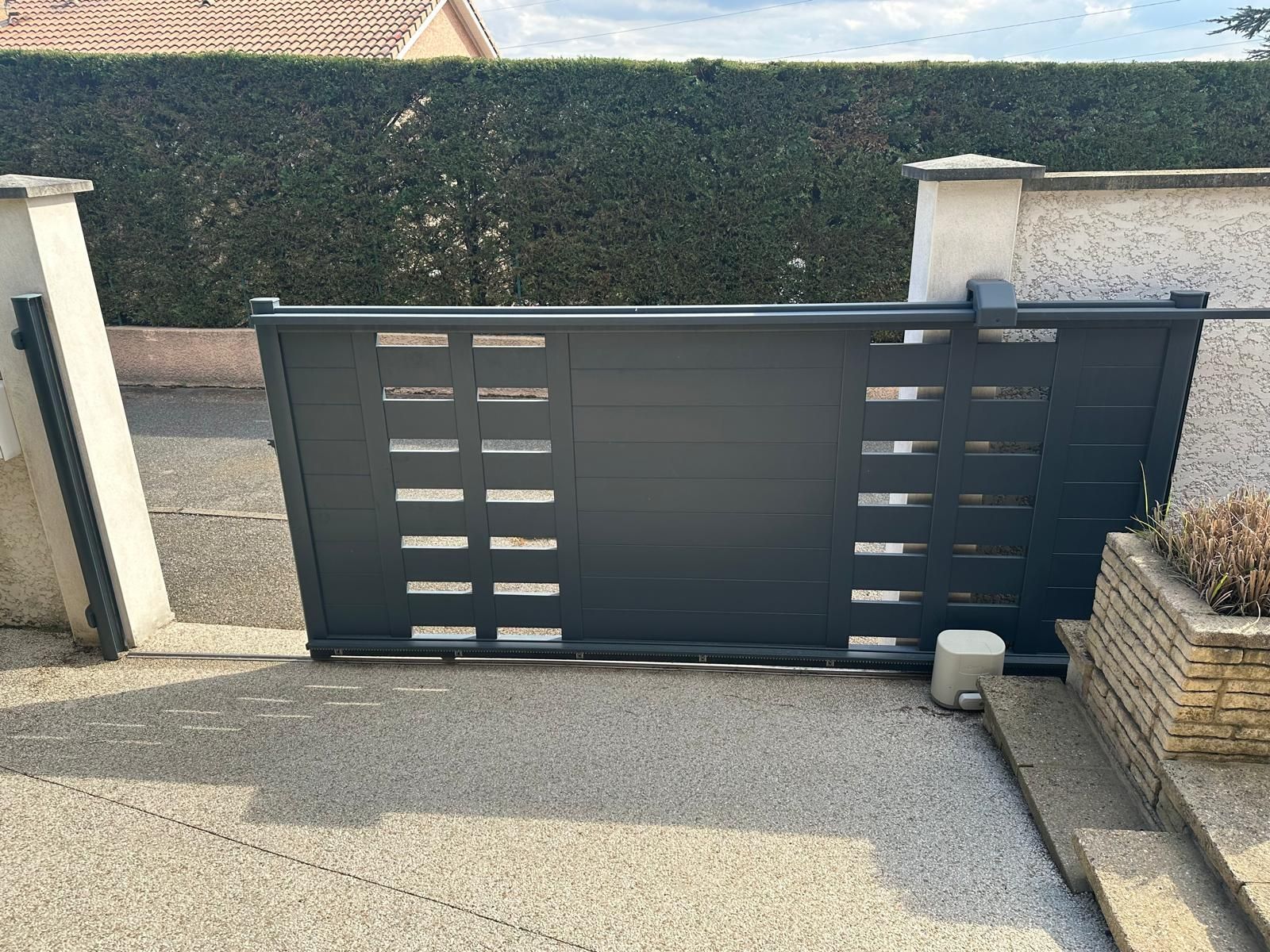 Portail aluminium et et porte de garage