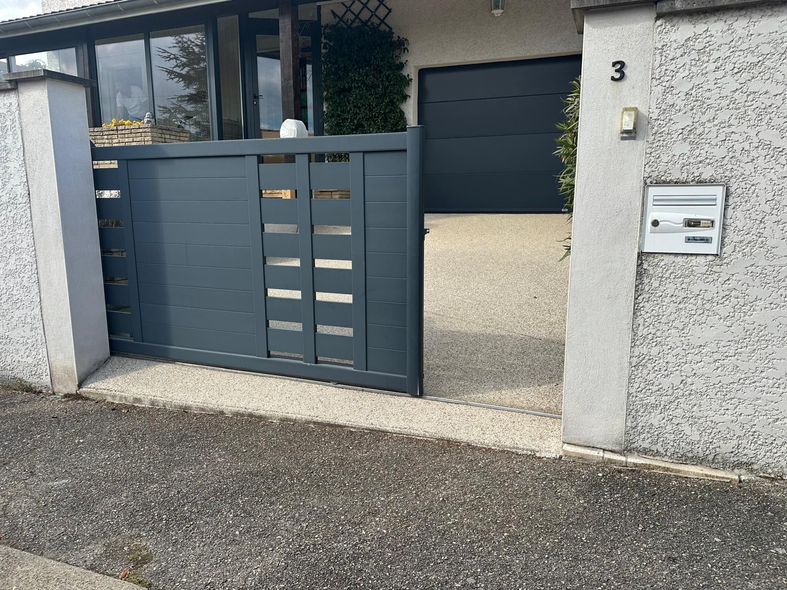 Portail aluminium et porte de garage