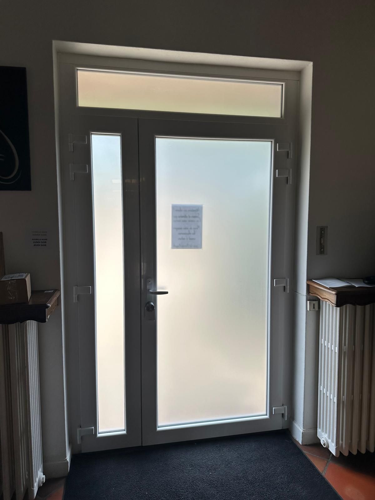 Porte d'entrée avec imposte fixe