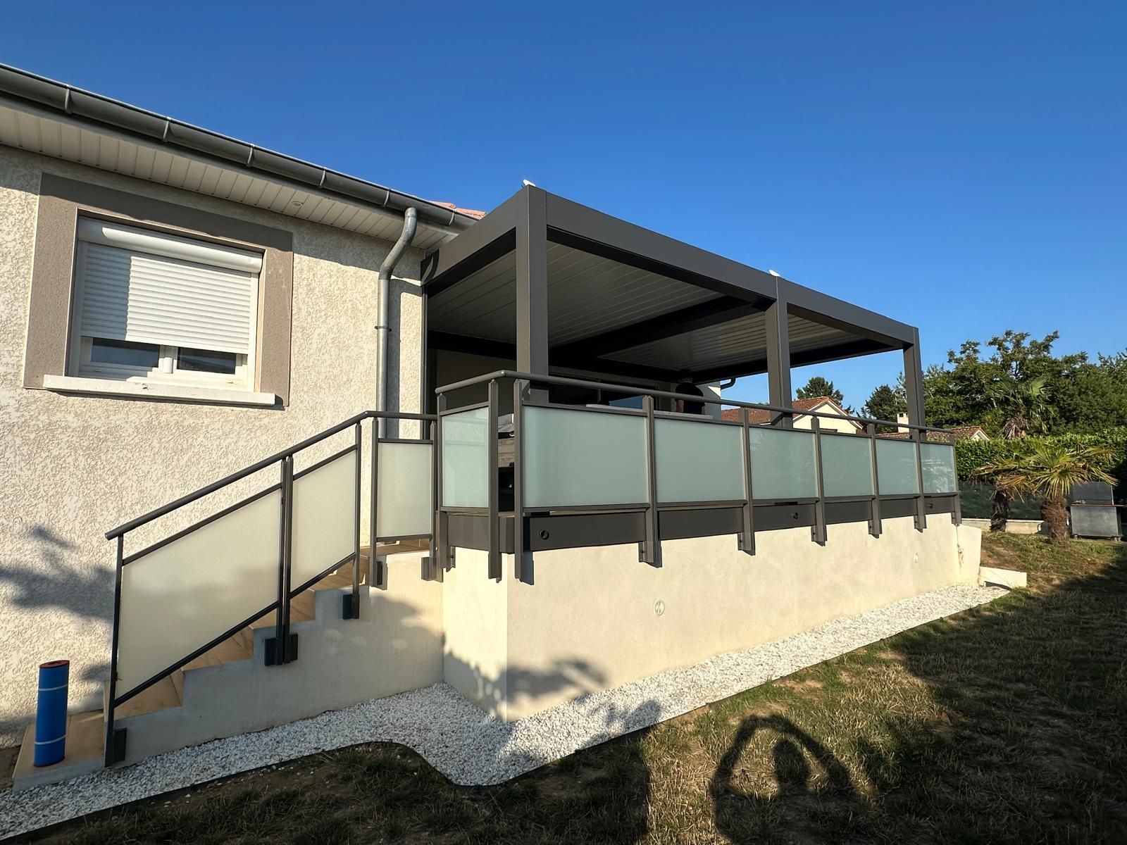 Garde-corps et double pergola bioclimatique