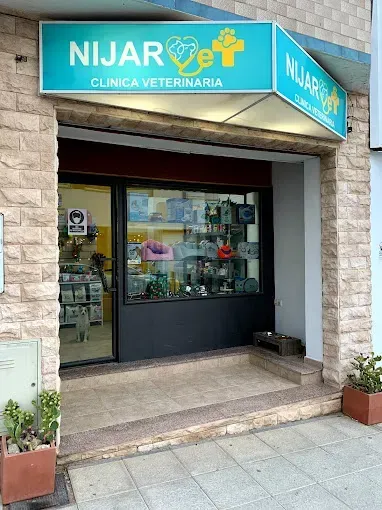 El frente de una clínica veterinaria con un cartel que dice nijar vet