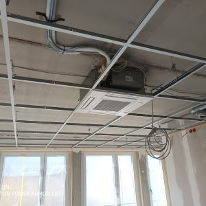 Ein Raum mit einer Decke, an der ein Deckenventilator hängt. Lierheimer Kältetechnik