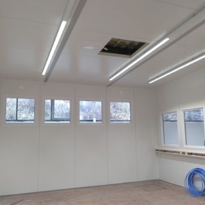 Ein Raum mit vielen Fenstern und Lichtern an der Decke. Lierheimer Kältetechnik