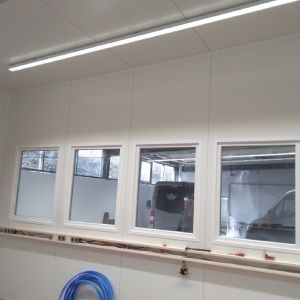 Eine Garage mit vielen Fenstern und einem blauen Schlauch, Lierheimer Kältetechnik