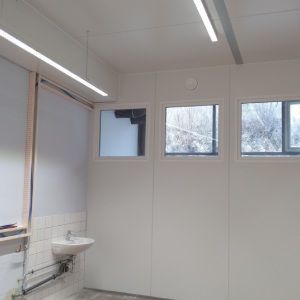 Ein Badezimmer mit Waschbecken und vielen Fenstern. Lierheimer Kältetechnik