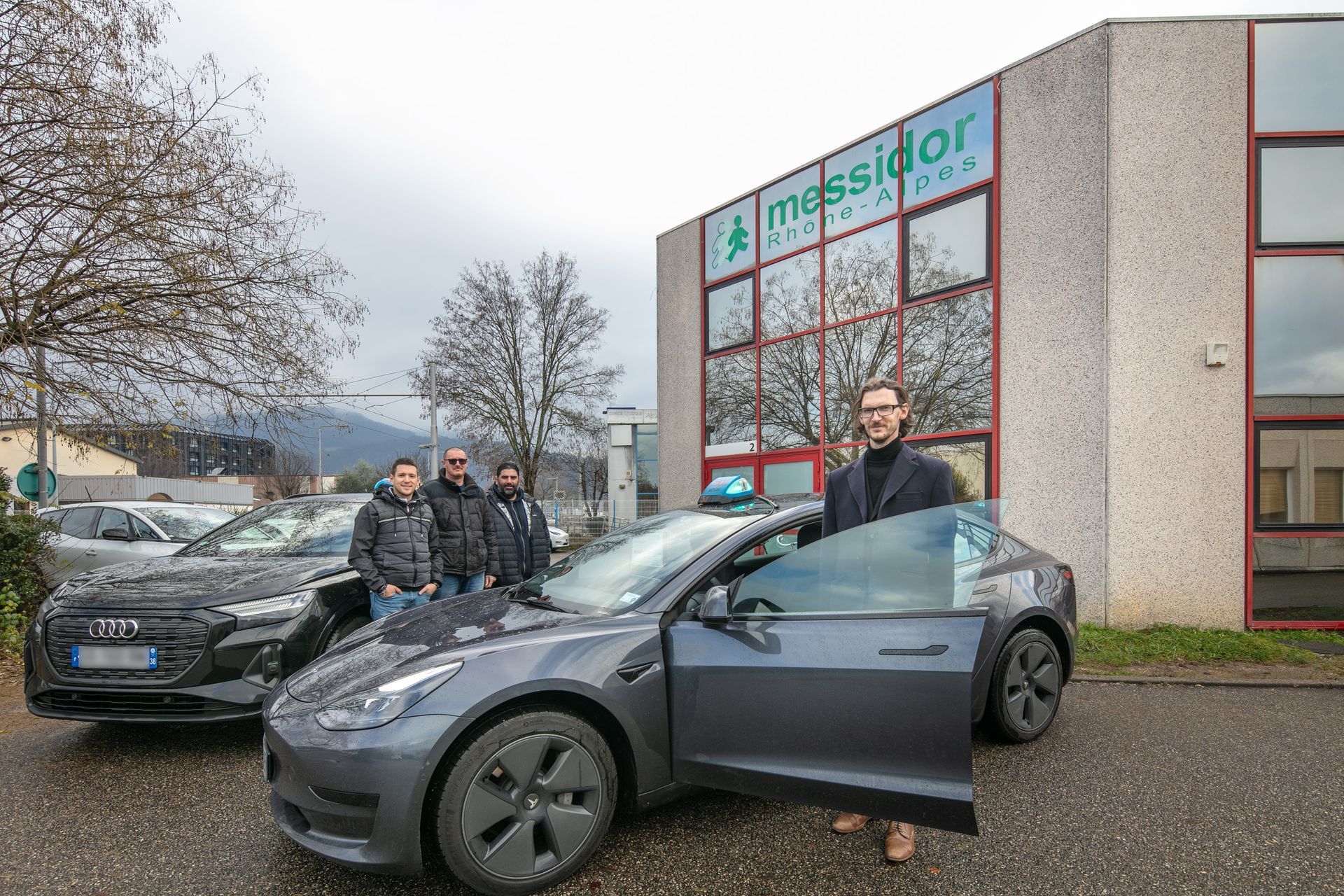 Professionnels de l'entreprise, posant avec leurs taxis