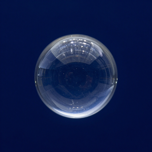 Esfera de cristal transparente sobre un fondo azul oscuro