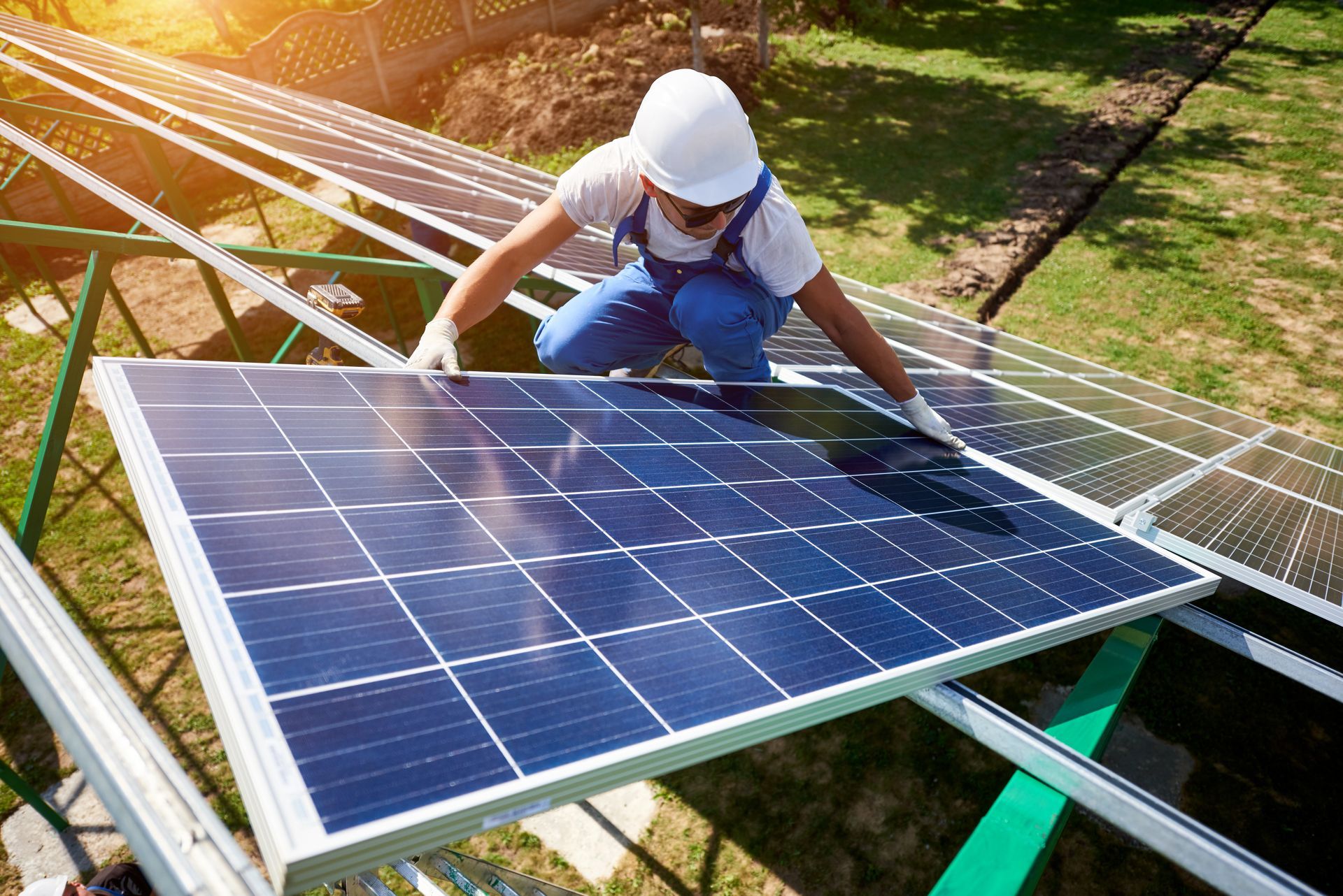 Ouvrier posant un panneau solaire