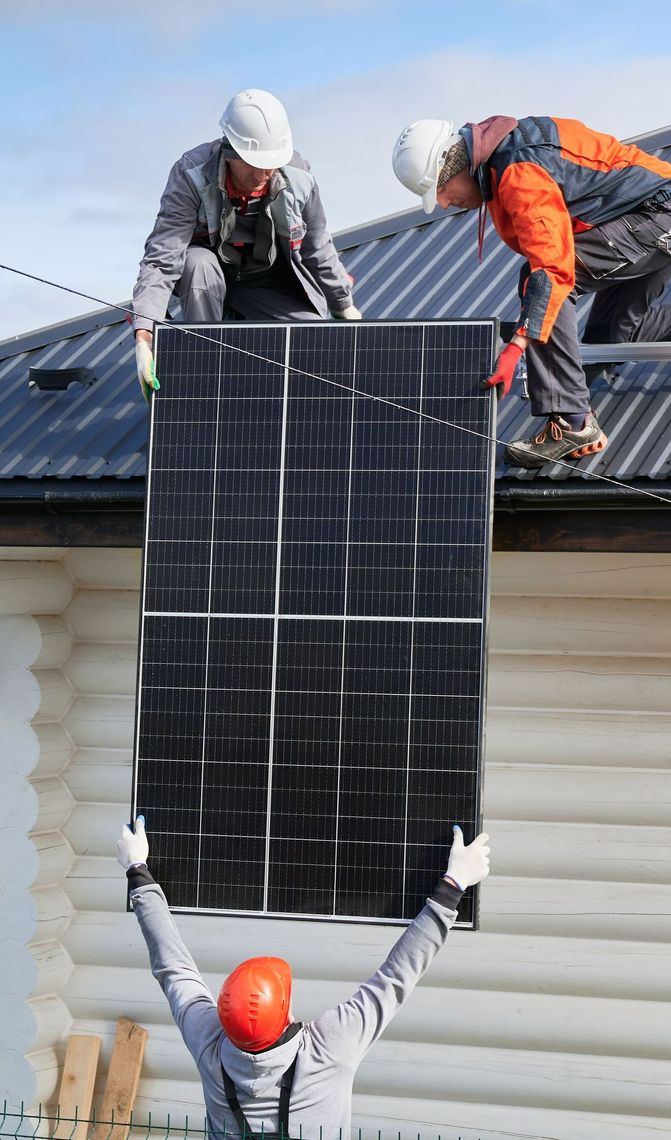 Ouvriers transportant un panneau solaire