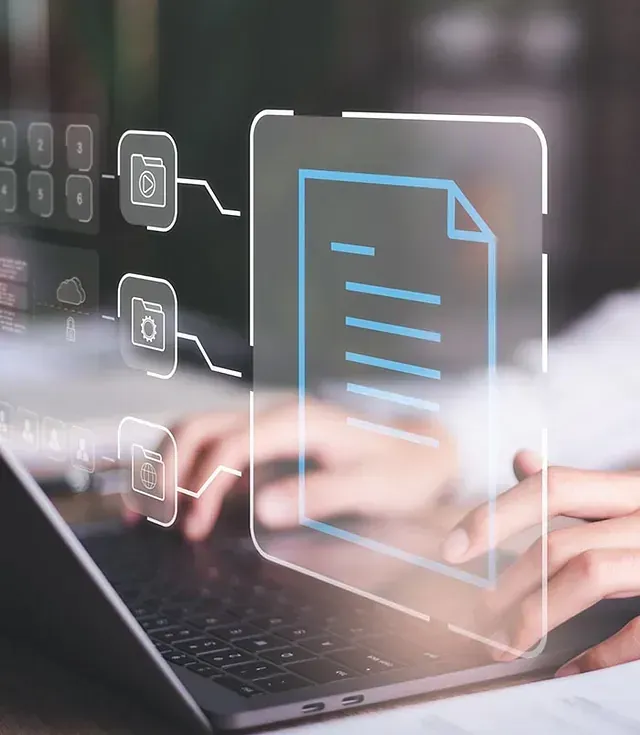 Una persona está escribiendo en una computadora portátil con una imagen de un documento en la pantalla.