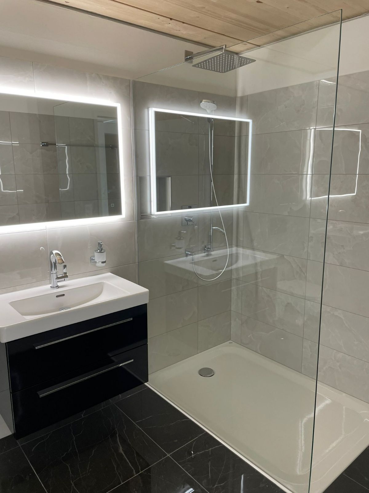 Badezimmer, Keramische Wand- Bodenbeläge