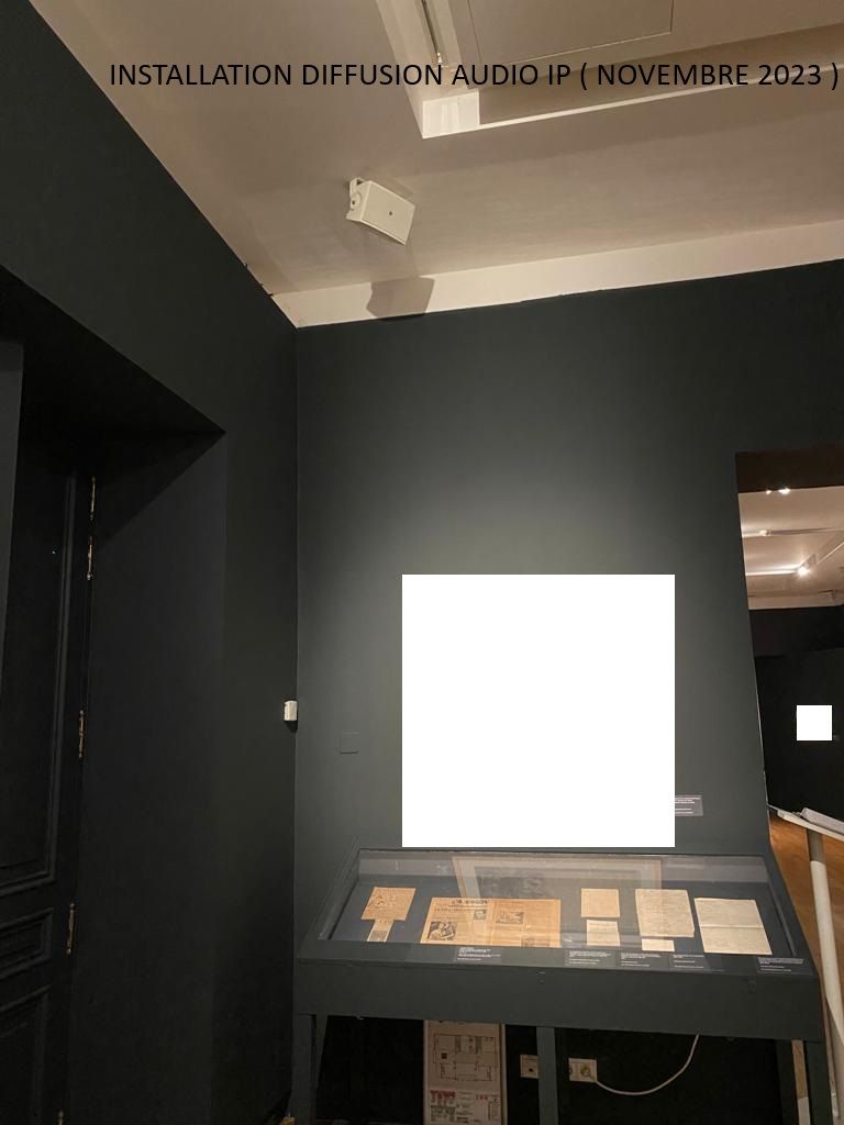 Présentation d'une exposition muséale avec un panneau rétroéclairé lumineux et des étiquettes d'information inclinées dans une salle obscure