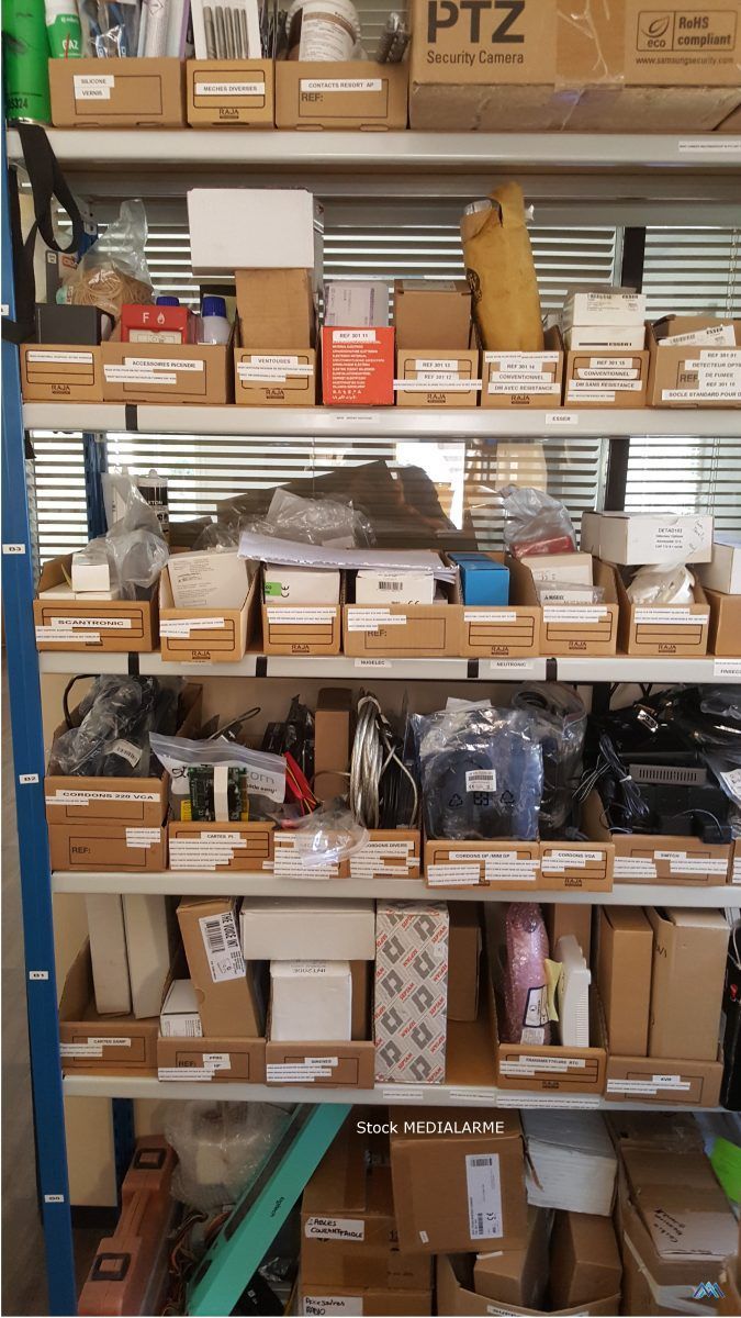 Entrepôt rempli d'étagères contenant des cartons et des articles emballés de toutes sortes.