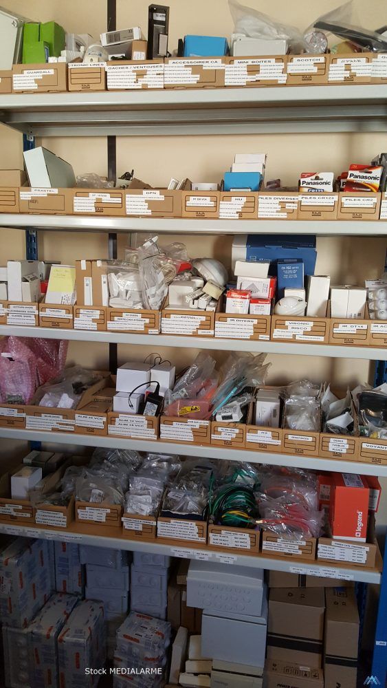 Des étagères remplies de marchandises emballées et de boîtes assorties dans un entrepôt ou une réserve.