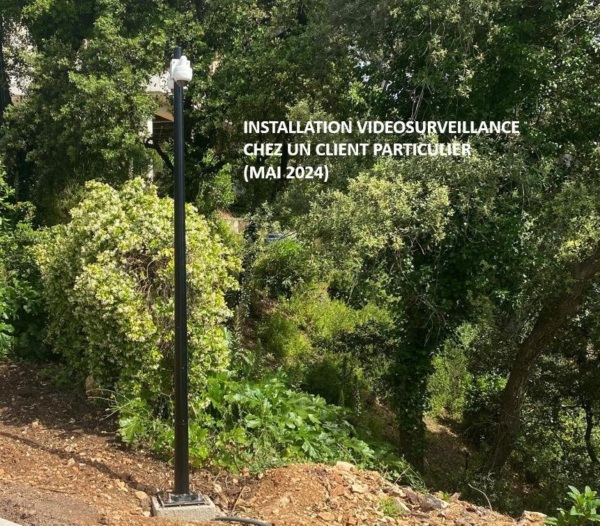 Chemin forestier avec un poteau de surveillance noir et une caméra blanche ; texte français décrivant une installation de vidéosurveillance privée, mai 2024