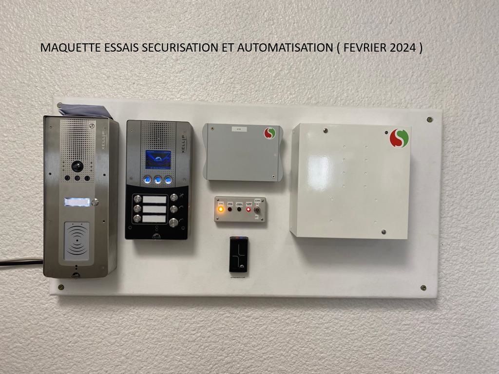 Panneau de commande électrique mural avec de multiples boîtiers, interrupteurs et étiquettes gris et blancs sur un mur texturé.