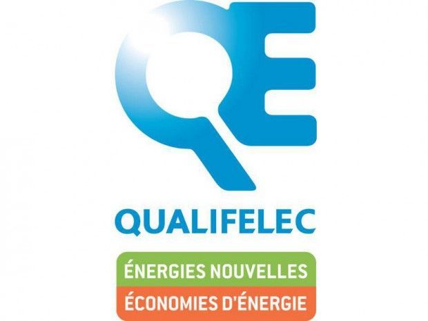 Logo QUALIFELEC avec étiquettes vertes et orange pour les énergies renouvelables et les économies d'énergie