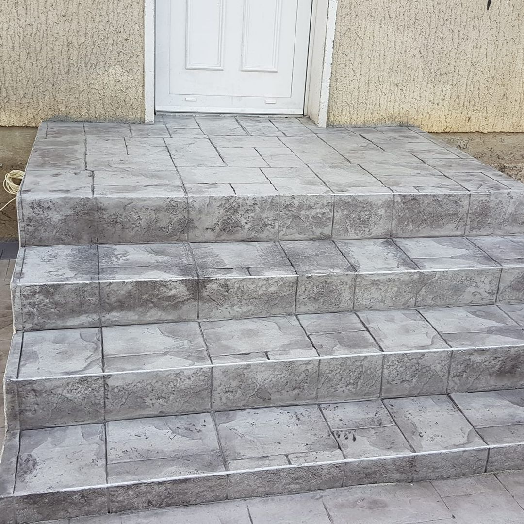 Plusieurs marches menant à une porte blanche.