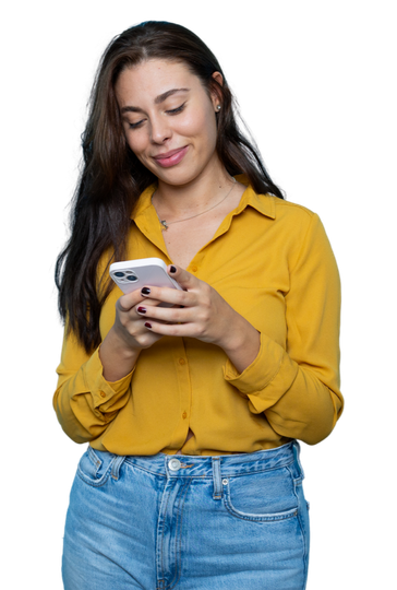 Une femme avec une chemise jaune moutarde regardant son smartphone.