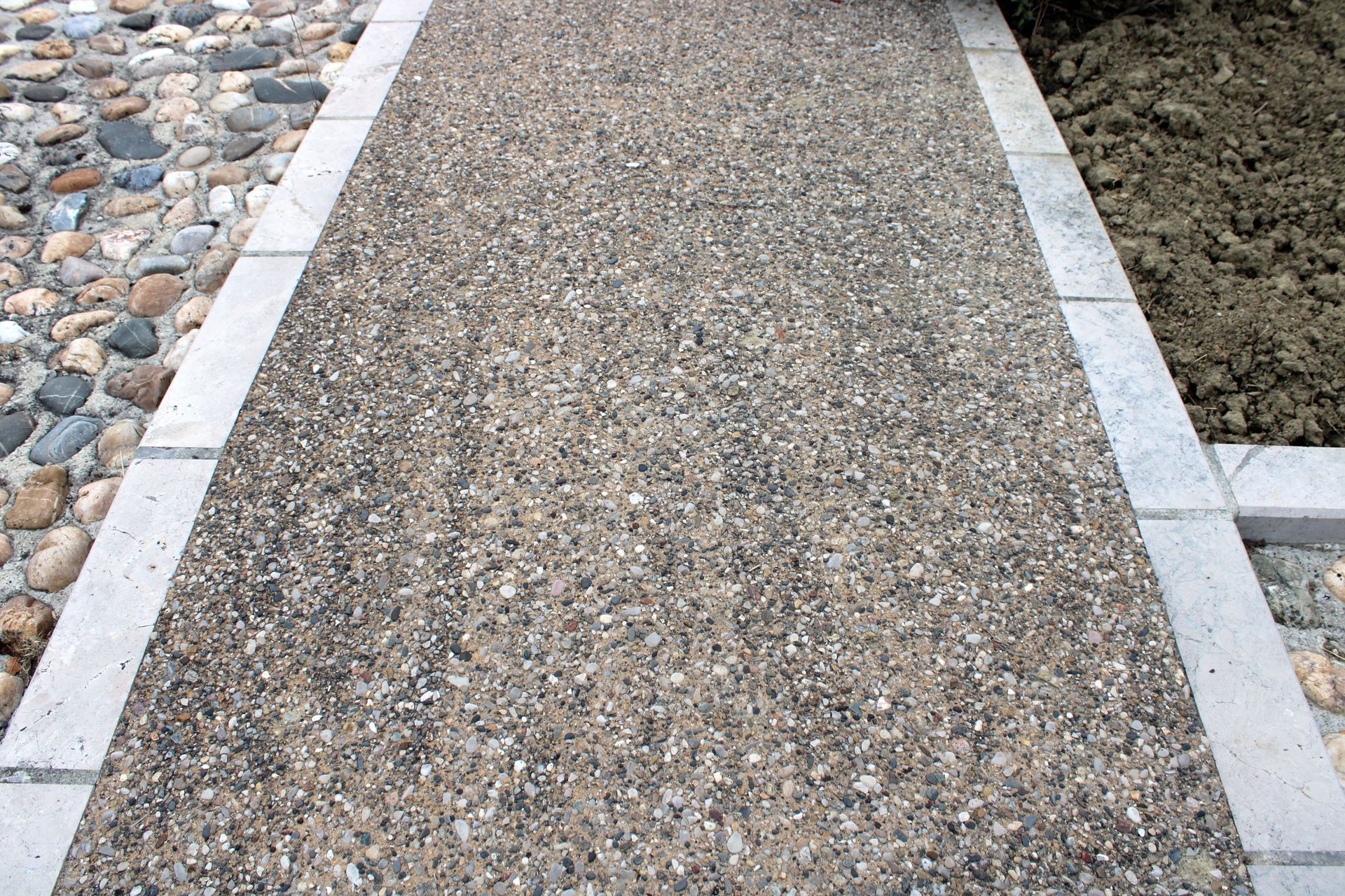 Chemin en béton désactivé.