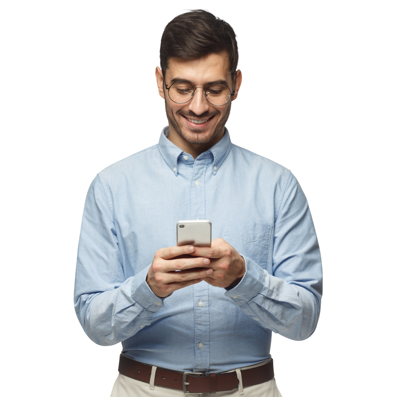 Une homme en chemise utilise son smartphone