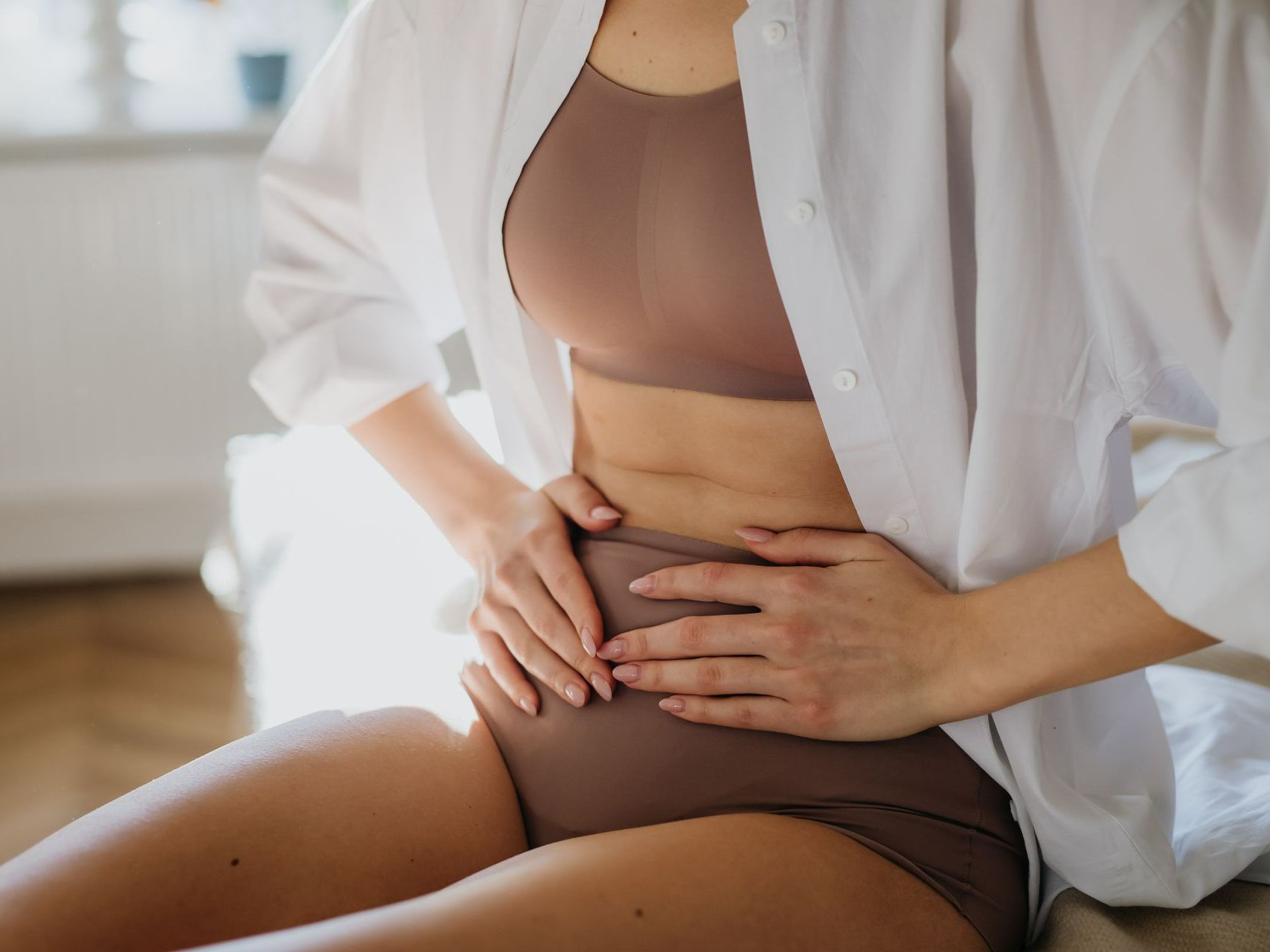 Femme se tenant le ventre