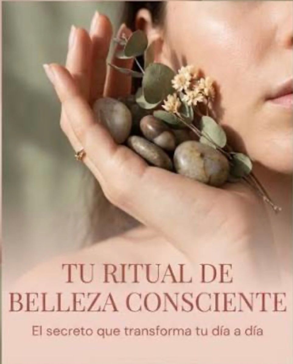 Rostro de mujer junto a una mano que sostiene piedras y hojas; texto en español sobre un ritual de belleza consciente.