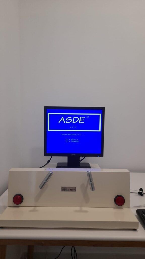 Monitor de sobremesa sobre una mesa de laboratorio que muestra una pantalla ASDE azul